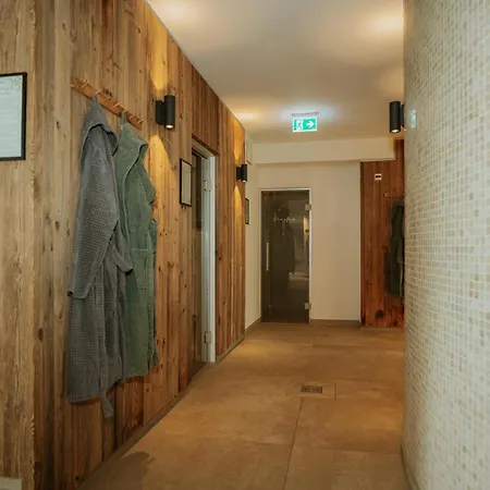 Waldhotel Kreuztanne Otel 4*