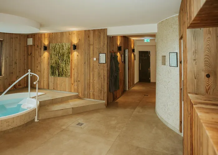 Waldhotel Kreuztanne فندق 4*